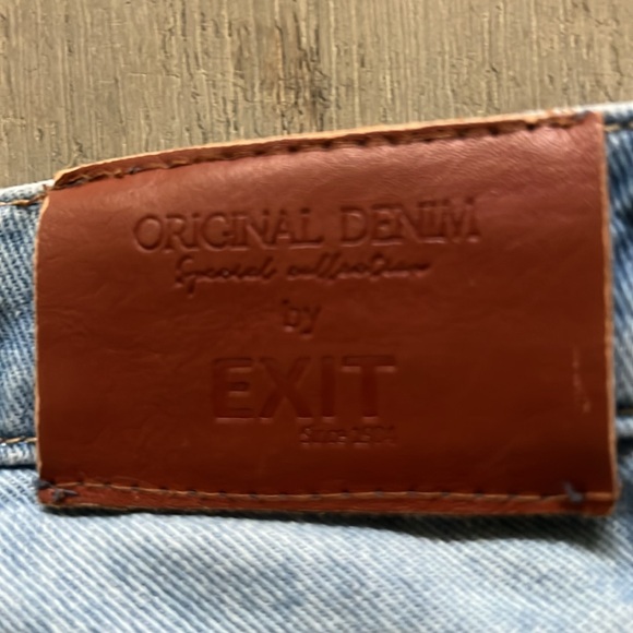 Original Denim by EXIT Jeans in Light Wash with Embroidered Back Pocket Size: 26 - Picture 15 of 16